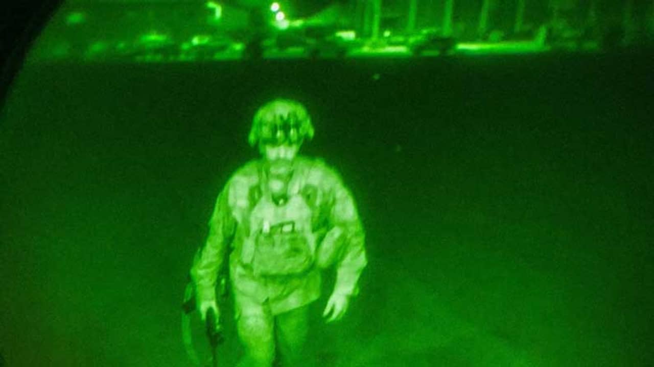 ঘড়িতে ঠিক ১১ টা ৫৯! ২০ বছরের ইতিহাস পিছনে ফেলে উড়ল শেষ বিমান