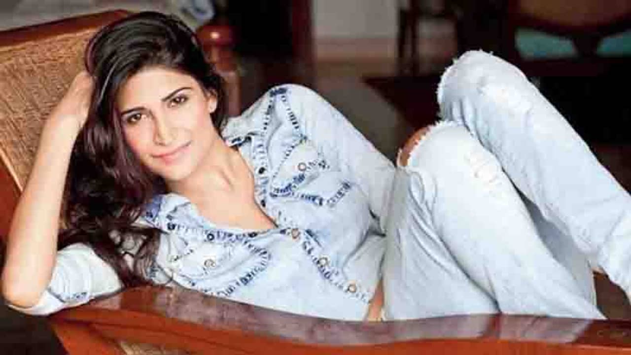 নিজের কমফর্ট জোনের বাইরে গিয়ে লন্ডনে কী খুঁজছেন অহনা?