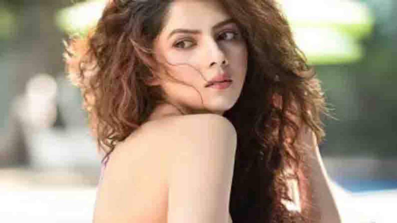 এক বামনের প্রেমে পড়লেন পায়েল; যাচ্ছেন মুকুটমণিপুর