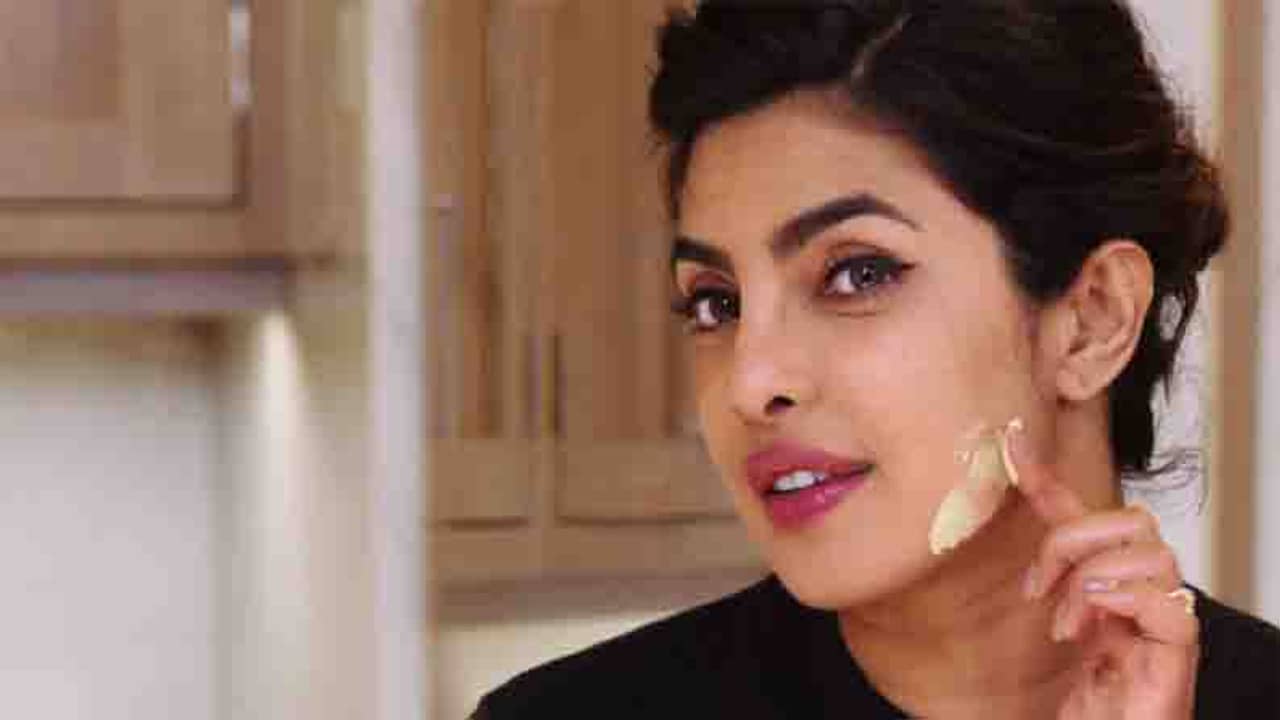 সাবান নয়, রোজ টক দই মেখে স্নান করেন প্রিয়াঙ্কা চোপড়া