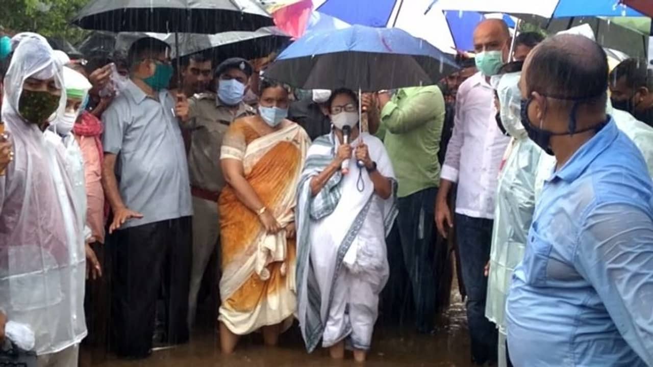 ফের বললেন ম্যান-মেড বন্যা, হাঁটু জলে দাঁড়িয়ে দুর্গতদের আশ্বাস মুখ্যমন্ত্রীর