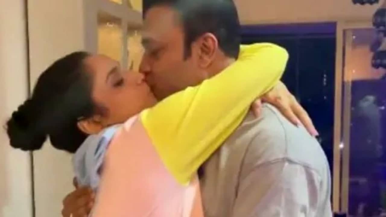 ঠোঁটে ঠোঁট, বয়ফ্রেন্ডের জন্মদিনে দামি উপহার অঙ্কিতা লোখন্ডের