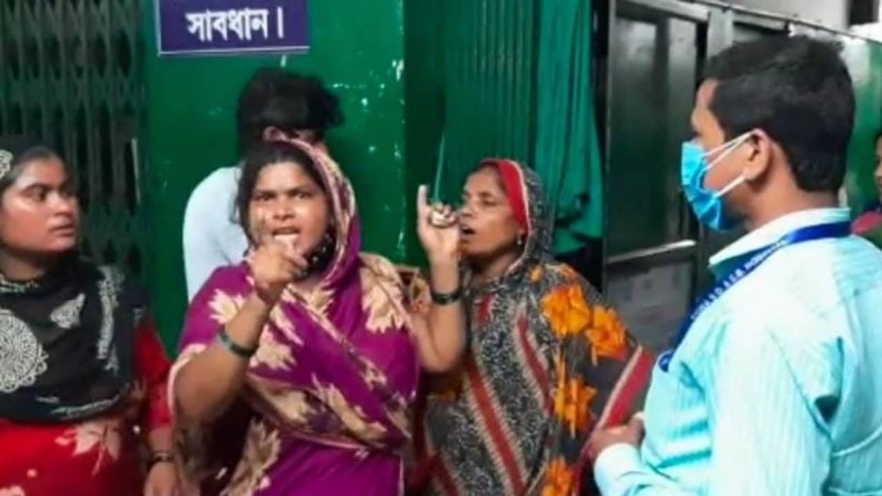 মায়ের বুকে মরা বাচ্চা ছুড়ে দিয়ে নার্স বলল কী হয়েছে দেখো!, এগরা হাসপাতালে হুলুস্থুল