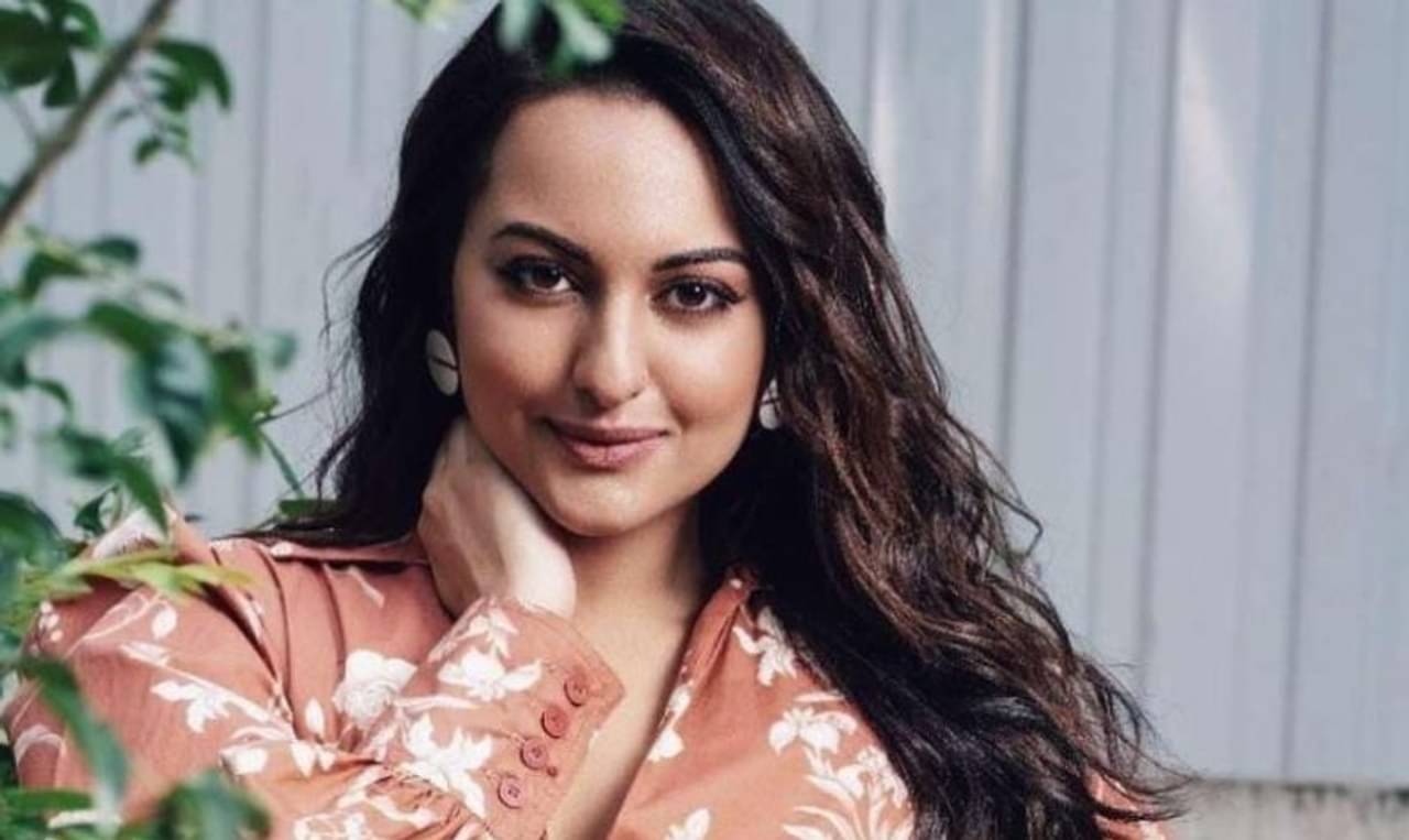 ফটোশ্যুটে হট সোনাক্ষী! গ্রিন ব্লাউজ ও থাই-স্লিট স্কার্টে মোহময়ী দাবাং নায়িকাকে দেখুন...