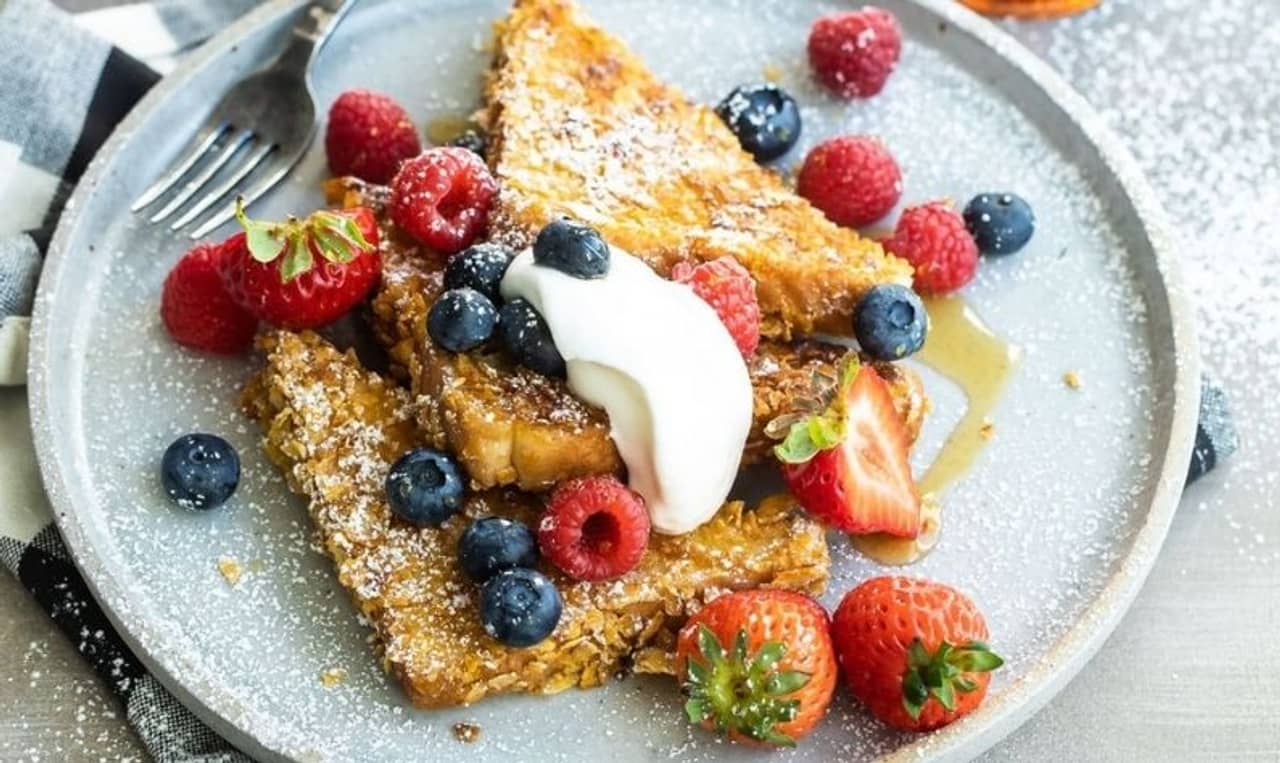 রোজকার একঘেঁয়ে ব্রেড টোস্টে অরুচি! ফরাসি স্টাইলে বানিয়ে ফেলুন কর্নফ্লেক্স ফ্রেঞ্চ টোস্ট