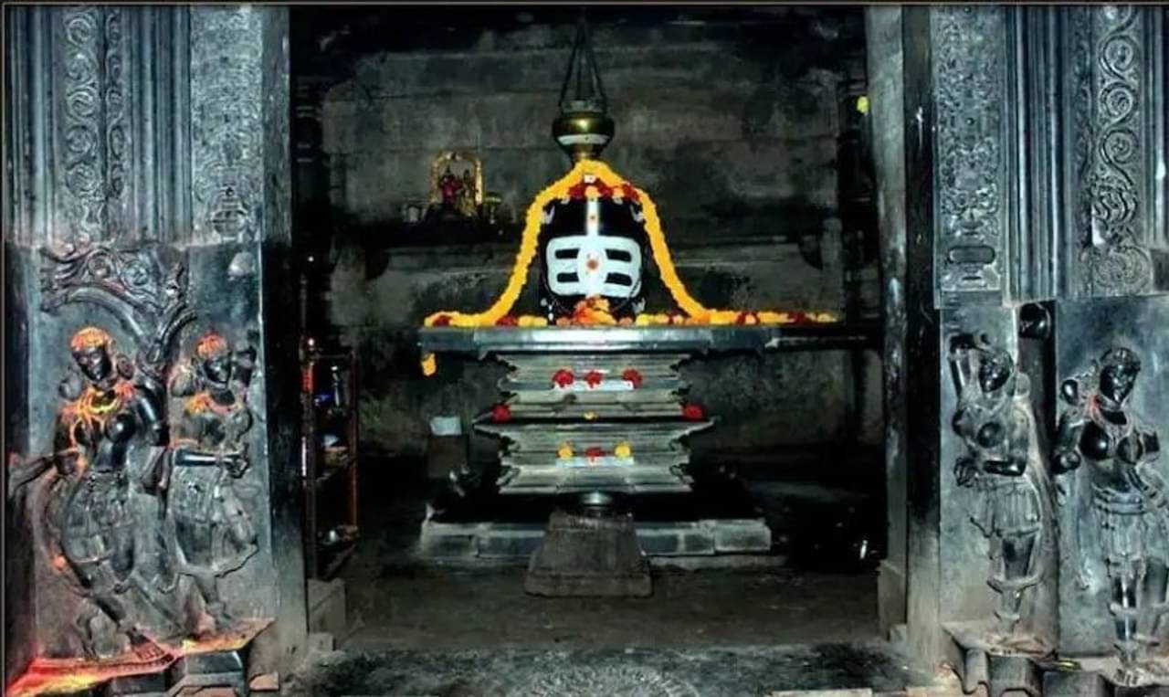 প্রতিদিন তিলে তিলে বৃদ্ধি পাচ্ছে এই মন্দিরের শিবলিঙ্গ! কোথায় জানেন?