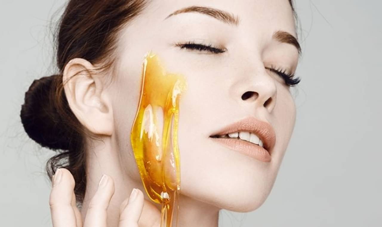 ত্বকের যত্নে ফেসপ্যাকে মধু তো ব্যবহার করেন, কিন্তু এর উপকারিতা কী, তা জানেন?