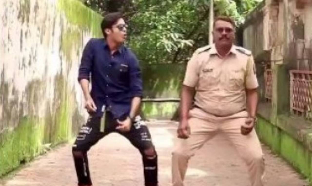 Viral Dance Video: ফের সোশ্যাল মিডিয়ায় ভাইরাল তাঁর নাচের ভিডিয়ো! এই পুলিশকর্মী আদতে কে?