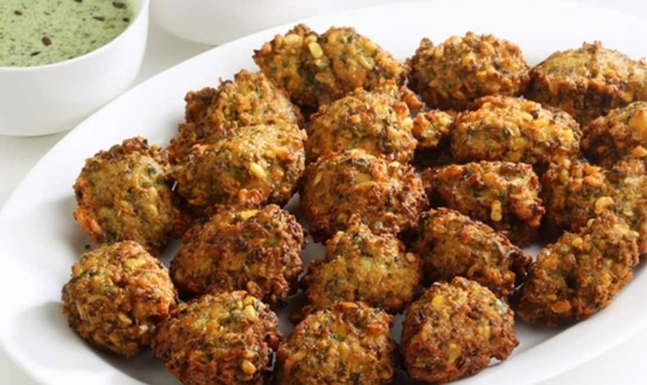 Monsoon Recipe: বৃষ্টির দিনে সন্ধের আড্ডায় চায়ের সঙ্গে থাক মুচমুচে বাঁধাকপির পকোড়া