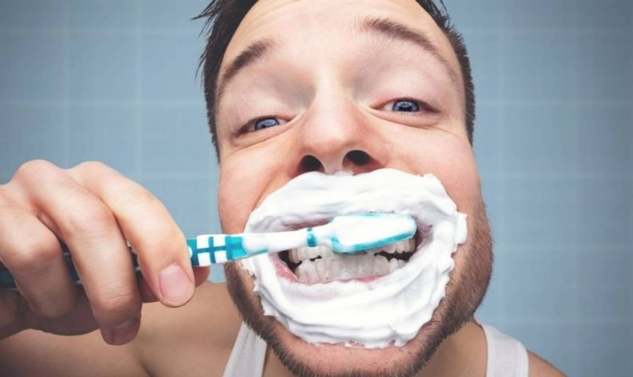 দাঁত মাজার পরও দুর্গন্ধ বের হচ্ছে? ব্রাশ করার সময় কোন ভুলগুলি করছেন, জানুন