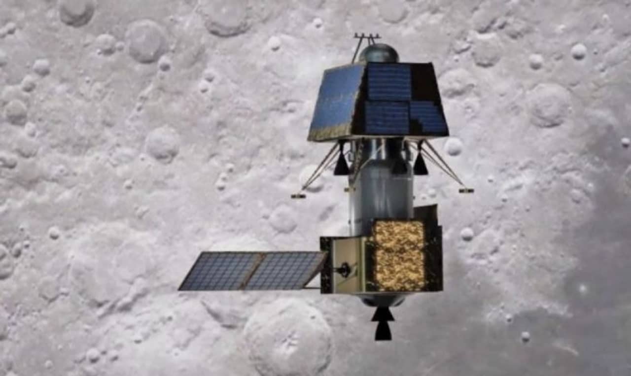 দুর্দান্ত সাফল্য ইসরোর! ফের চাঁদে জলের অস্তিত্বের খোঁজ দিল ব্যর্থ চন্দ্রযান-২