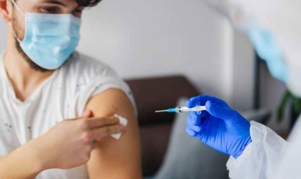 Coronavirus: করোনা পজিটিভ অবস্থায় টিকা নিলে শরীরের মারাত্মক প্রভাব পড়ে! কতটা যুক্তিযুক্ত