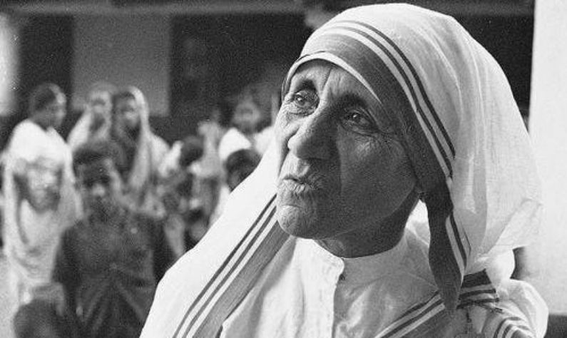 Mother Teresa Birth Anniversary: শান্তি আর ভালবাসায় সুন্দর হয় পৃথিবী! ভাল মনের মানুষ হতে মাদার টেরিজার এই ১০ বাণী মেনে চলুন