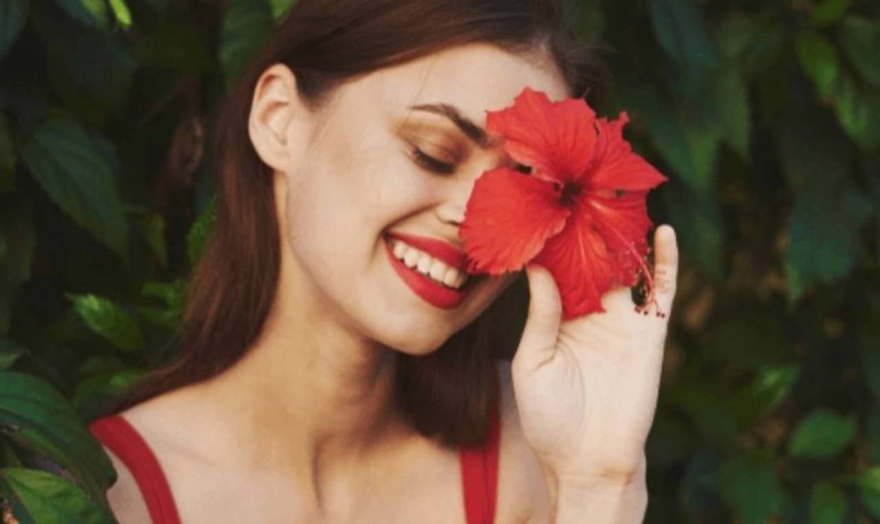 ত্বক ও চুলের জন্য জবা ফুলে রয়েছে হাজারো গুণ! কোন কোন সমস্যা থেকে মুক্তি পাবেন, জানুন