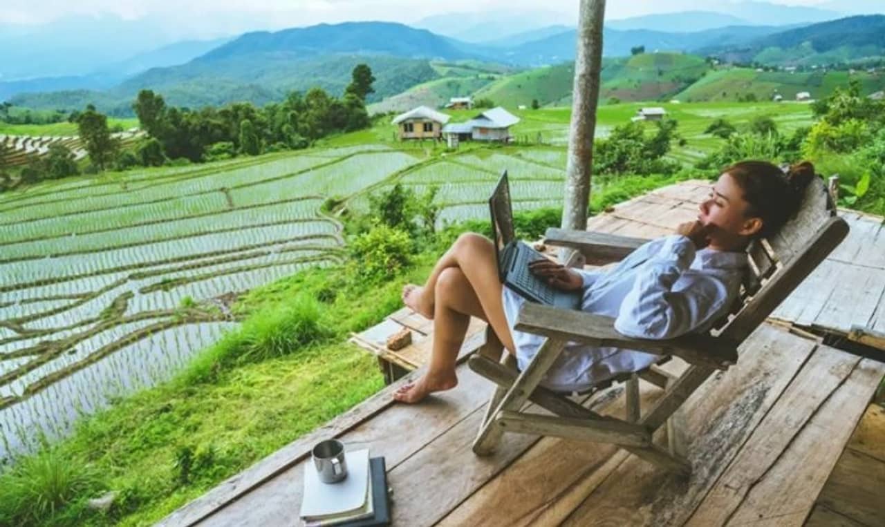 ওয়ার্ক ফ্রম হোম থেকে ব্রেক চাই? বাজেটের মধ্যেই ল্যাপটপ নিয়ে হাজির হোন এই ৫ গন্তব্যে...