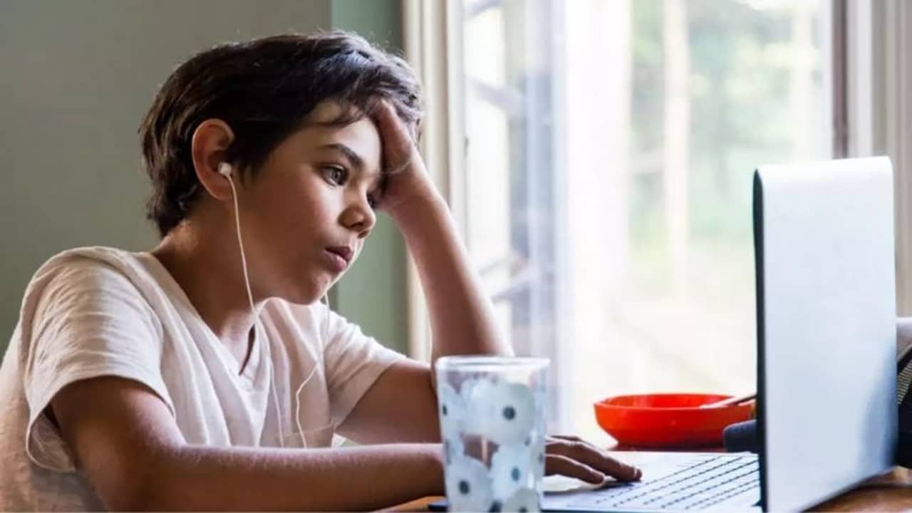 Staying Online Releases Stress: গবেষণা জানালো একেবারে অনলাইন না থাকার চেয়ে অল্প অনলাইন থাকা মানসিক চাপ কমাতে সাহায্য করে