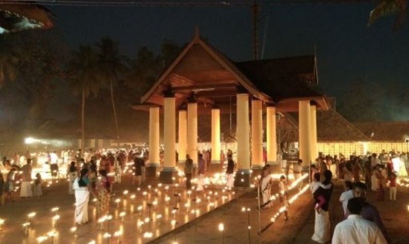 থ্রিক্কারা মন্দির- ওনামের এই প্রতিযোগিতার সঙ্গে সম্পর্তিত একটি গুরুত্বপূর্ণ মন্দির হল থ্রিক্কারা মন্দির। এই মন্দিরটি ভগবান বামনের জন্য উত্‍সর্গ করা হয়। এই মন্দিরের পিছনে রয়েছে একটি কাহিনি। প্রাচীনকালে রাজা মহাবলী এখানে বাস করতেন। রাজা মহাবলীর গল্প এই মন্দিরের সঙ্গে সম্পর্ক রয়েছে, আর তাই ১০দিন ধরে এই মন্দির বিশেষ স্থানে পরিণত হয়।