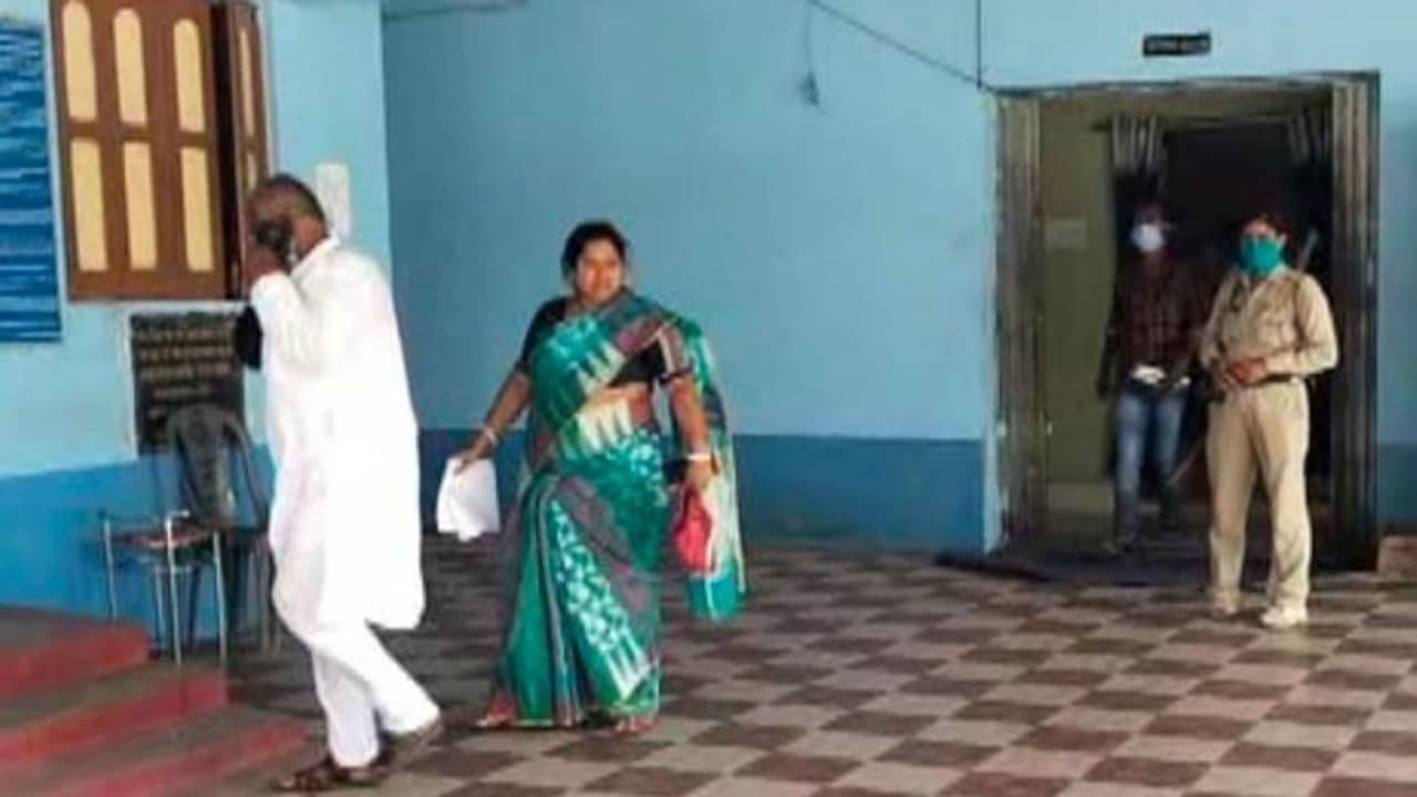 এটাও পাওনা ছিল! পঞ্চায়েত সমিতির সভাপতি ও মহিলা কর্মাধ্যক্ষের চুলির মুঠি ধরে অফিসছাড়া করল দলেরই কর্মীরা!