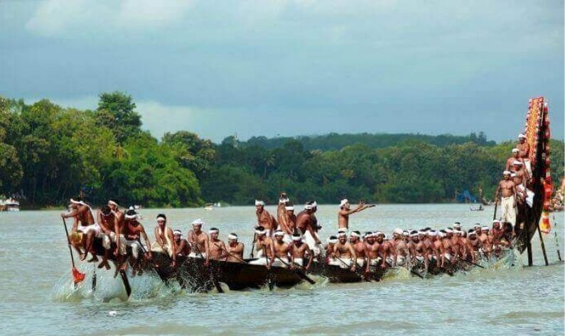 আরানমুলা- স্নেক বোট রেস  ও আরানমুলা উথ্রিতথি নৌকা দৌড়ের জন্য জনপ্রিয় এই শহরে প্রতিবছরই ওনামের সময় এমন সপরিচিত ওয়াটার কার্নিভাল প্রদর্শিত হয়। পাম্বা নদীর তীরে, অরণমুলা শ্রী পার্থসারথি মন্দিরের কাছাকাছি এই কার্নিভাল অনুষ্ঠিত হয়। 