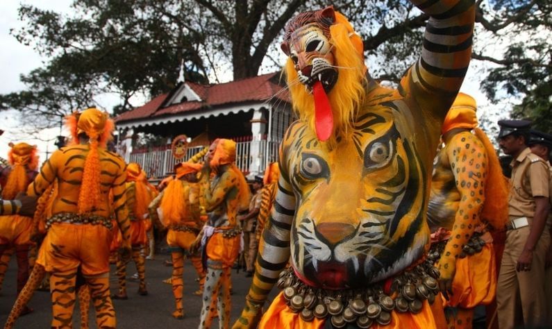 ত্রিশূর-  ওনামে উত্‍সবে আরও একটি জনপ্রিয় ইভেন্ট হল টাইগার ডান্স। এই প্রাণবন্ত শিল্পকর্মের জন্য ত্রিশূর অত্যন্ত সুপরিচিত। ওনামের সঙ্গে জড়িয়ে রয়েছে প্রকৃতি। এই সময় ফসল কাটার মরসুম। তাই গোটা রাজ্যই আনন্দ মেতে ওঠে এই সময়। যদি ঈশ্বরের আপন দেশকে চেনার ও জানার ইচ্ছে থাকে, তাহলে ওনাম উত্‍সবের সময় একবার অন্তত যাওয়া উচিত।