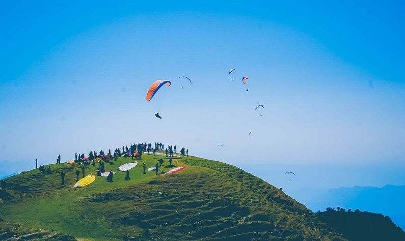 বীর বিলিংয়ে প্যারাগ্লাইডিং- বিশ্বের সেরা প্যারাগ্লাইডিং সাইটগুলির মধ্যে এই এলাকা হল অন্য়তম। প্রতি বছরই এখানে পর্যটকের ভিড় লেগেই থাকে। প্যারাগ্লাইডিংয়ের জন্য বড় উন্মুক্ত জায়গা দরকার, যেখান থেকে মুক্ত পাখির মতো উড়তে সাহায্য করে। রোমাঞ্চকর অভিজ্ঞতার পাশাপাশি বিশেষ সতর্কতাও অবলম্বনও করতে হয়।