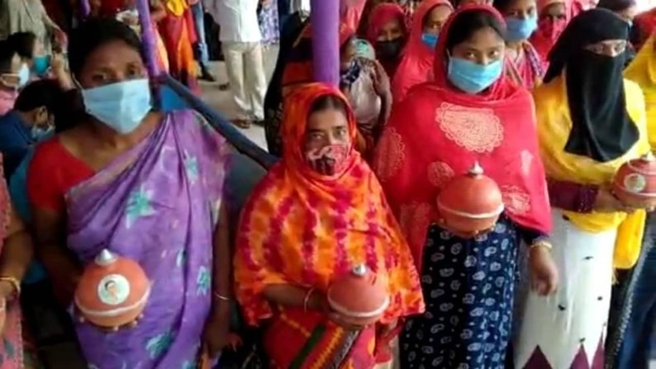 দুয়ারে সরকার ক্যাম্পে দাঁড়াতেই লক্ষ্মীর ভাণ্ডার থেকে মিলল কড়কড়ে ৫০০ টাকা!