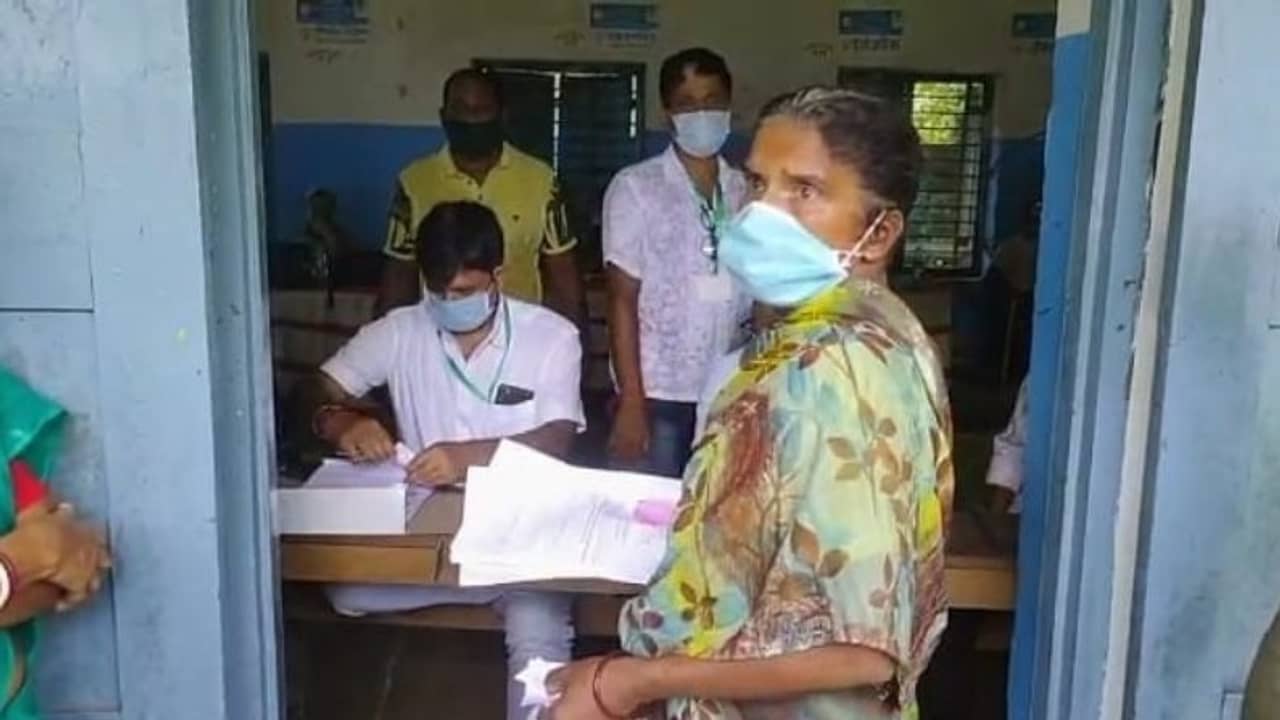 ফাটছে কপাল, চড়া রোদে দীর্ঘ লাইনে দাঁড়িয়ে কেউ হচ্ছেন অসুস্থ, এত দুর্ভোগের পরও লক্ষ্মীর ভাণ্ডারের সুবিধা পাবেন তো? প্রশ্ন মহিলাদের