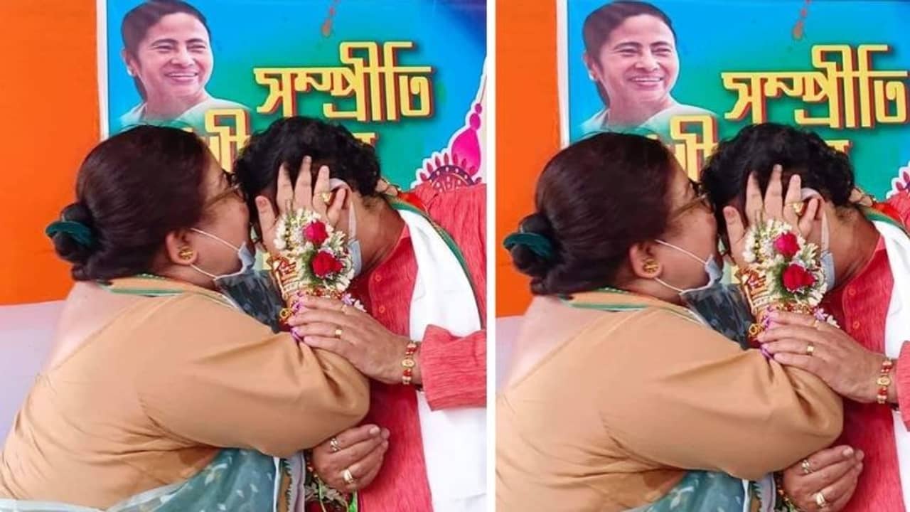 মন্ত্রীকে রাখি পরিয়ে স্নেহচুম্বন স্ত্রীয়ের, হাততালিতে ভরে উঠল অনুষ্ঠান