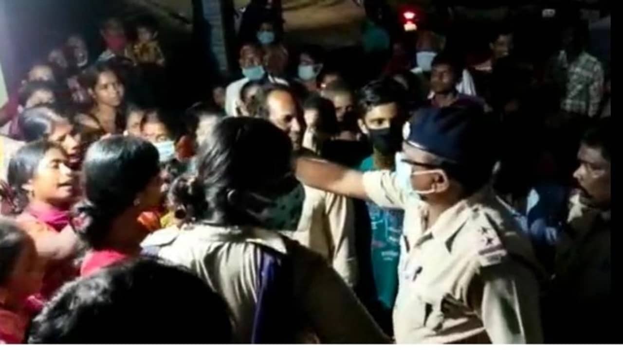 হবে না মানে কী! ৭ ঘণ্টা লাইনে দাঁড়িয়ে ঘটল ধৈর্যচ্যুতি, প্রবল বিক্ষোভে বন্দি সরকারি কর্মীরা