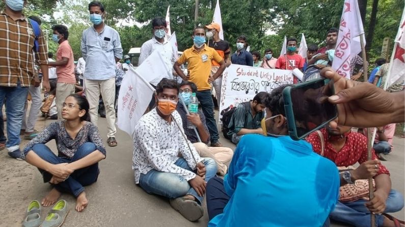 'অশান্তি' নিকেতন: বাড়তি নিরাপত্তা চেয়ে পুলিশের দ্বারস্থ উপাচার্য, বিদুৎবাবুর সামনেই শ্লীলতাহানির অভিযোগ ২ ছাত্রীর!