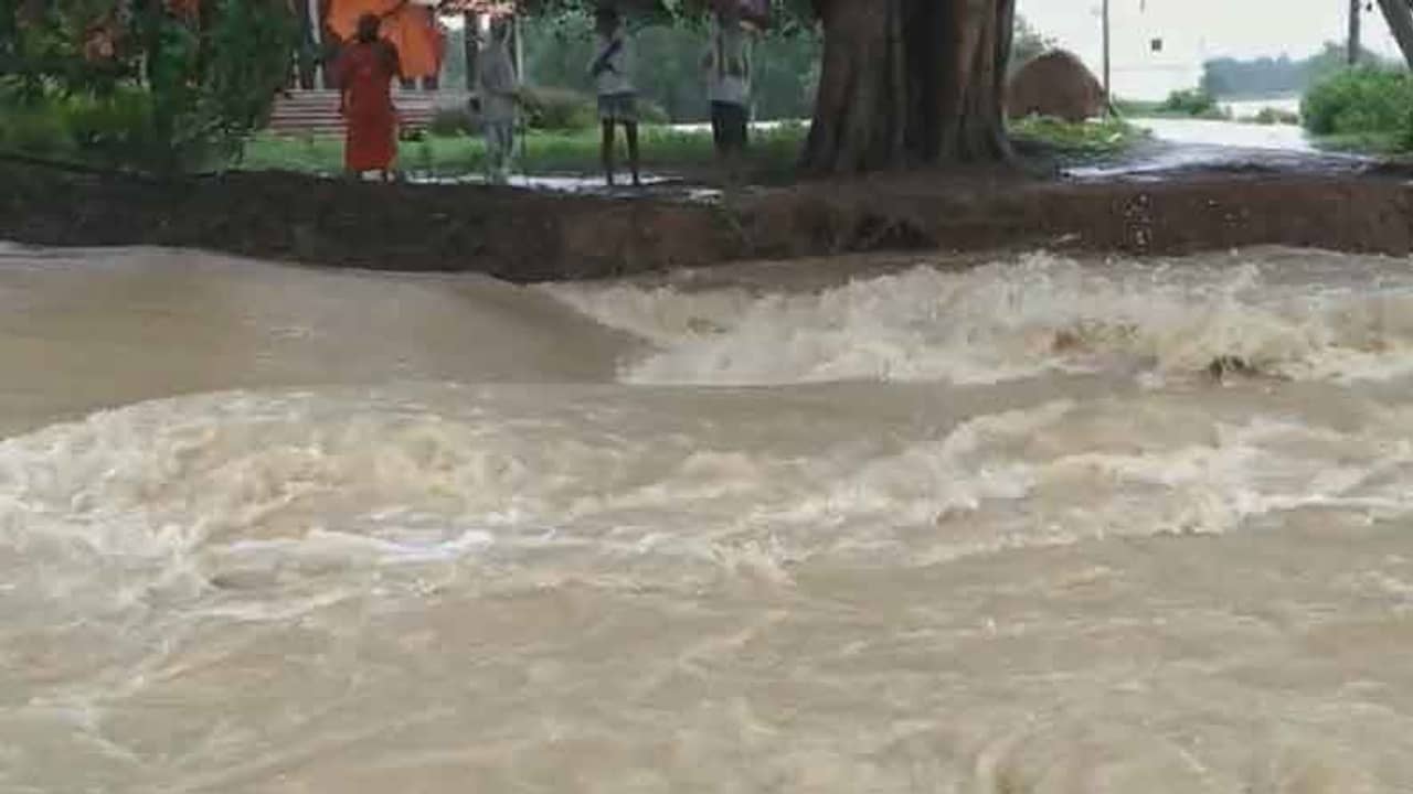 পরিস্থিতি জটিল, সিঁদুর মেঘ দেখাচ্ছে একাধিক বারাজ! আজ বানভাসি এলাকা পরিদর্শনে মুখ্যমন্ত্রী