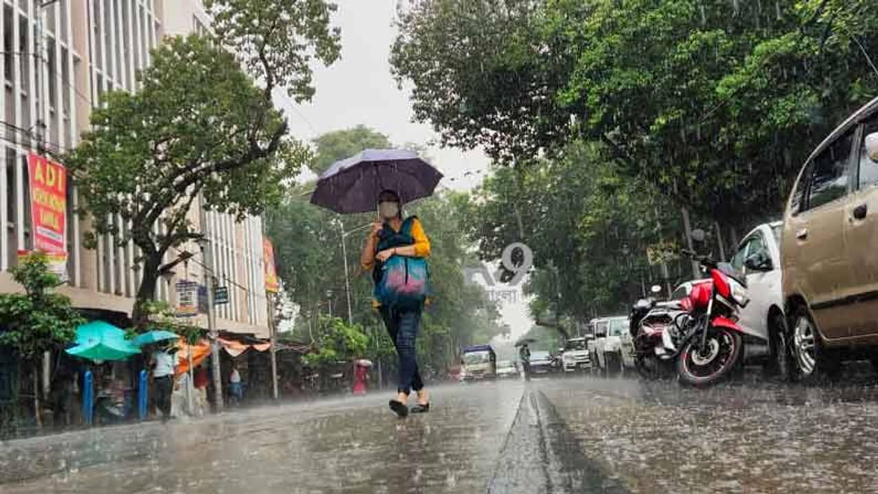 ফের জোড়া ফলায় সিঁদুরে মেঘ বাংলায়! উদ্বেগ বাড়িয়ে কী জানাল আবহাওয়া দফতর?