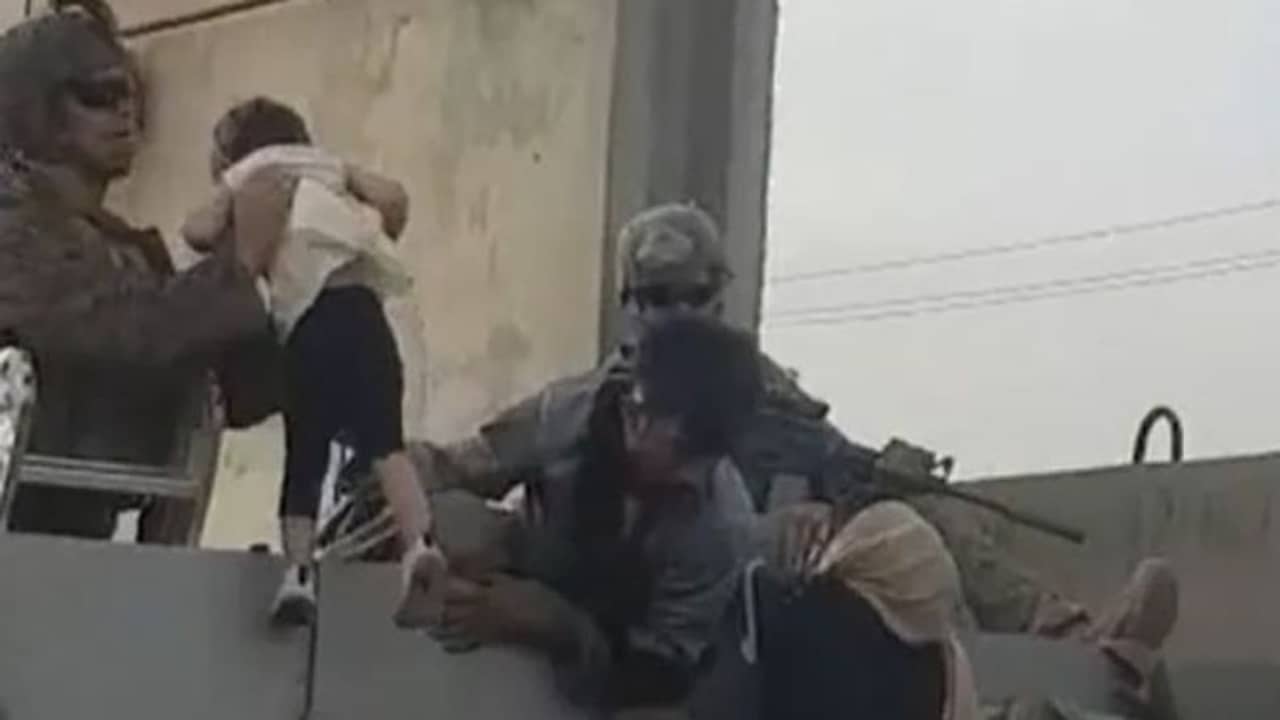 ও তো বাঁচুক, পাঁচিলের ও পার থেকে মার্কিন সেনার হাতেই একরত্তিকে তুলে দিলেন অসহায় মা!