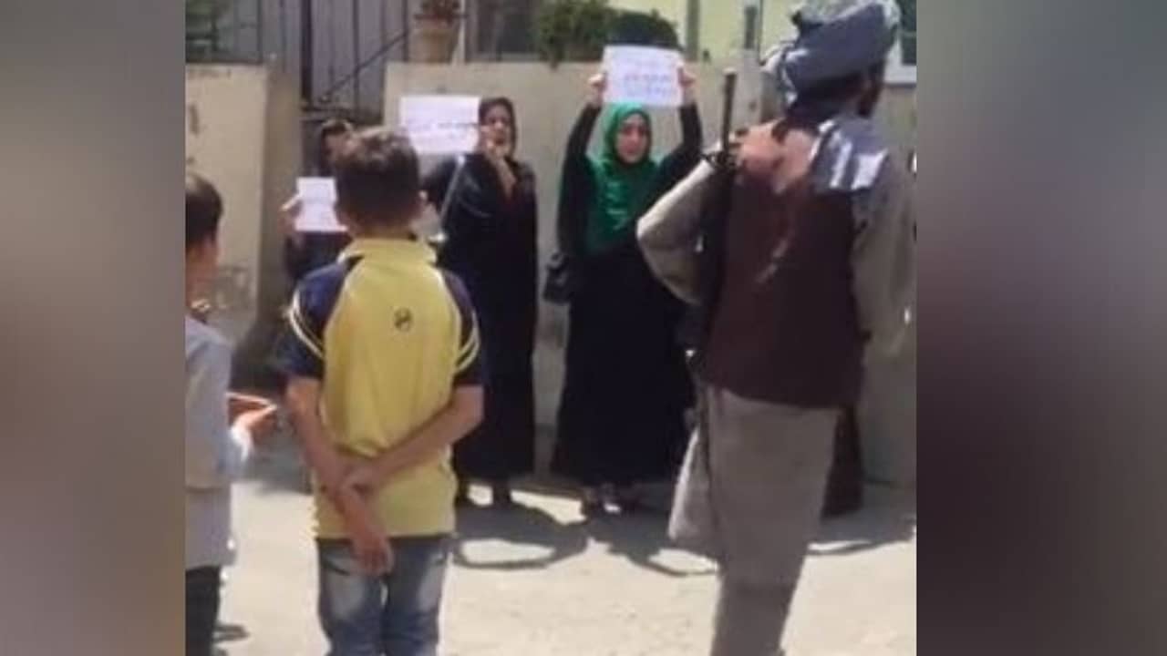 ভিডিয়ো: বন্দুক হাতে দাঁড়িয়ে জুজু তালিবান, তোয়াক্কা না করেই প্রতিবাদ আফগান মহিলাদের