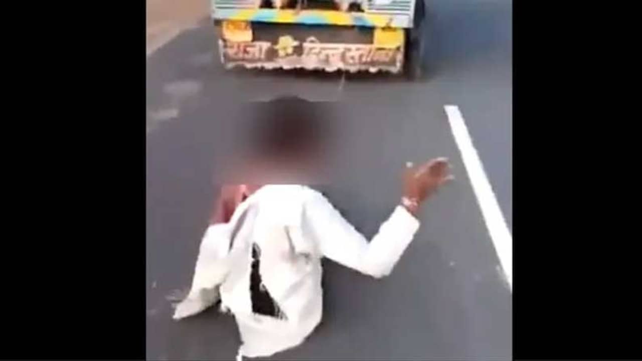 পাশবিক! চোর সন্দেহে যুবককে গাড়ির পিছনে বেঁধে ঘষটাতে ঘষটাতে নিয়ে চলেছে একদল, ভাইরাল ভিডিয়ো