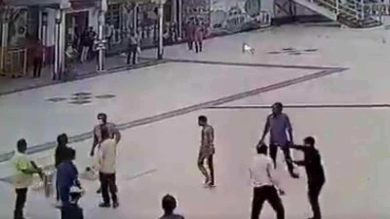 পার্কিং ফি দিতে অস্বীকার করায় পুলিশকে মারধর পার্কিং কর্মীর, পাল্টা বন্দুক তাক করলেন অফিসার!