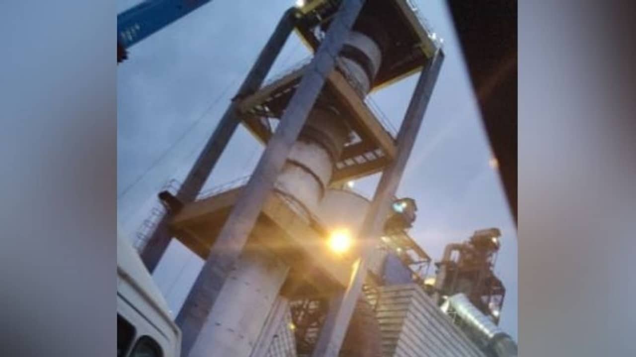 চলছে যমে-মানুষে টানাটানি! চিমনির ভিতরে রঙ করতে ঢুকেই ৪০ ফুট গভীরে আটকে ৭ শ্রমিক