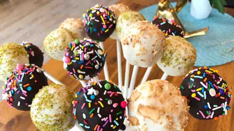 কোকোনাট রাম কেক পপ