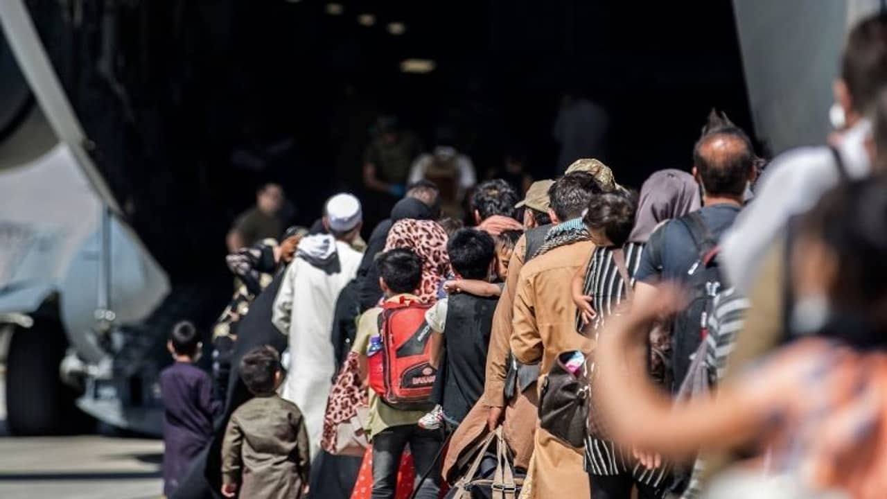 একদিনও বেশি সময় দিতে নারাজ তালিবান, ঝুঁকি নিয়েই দেশে ফেরানো হচ্ছে ১৮০ জনকে