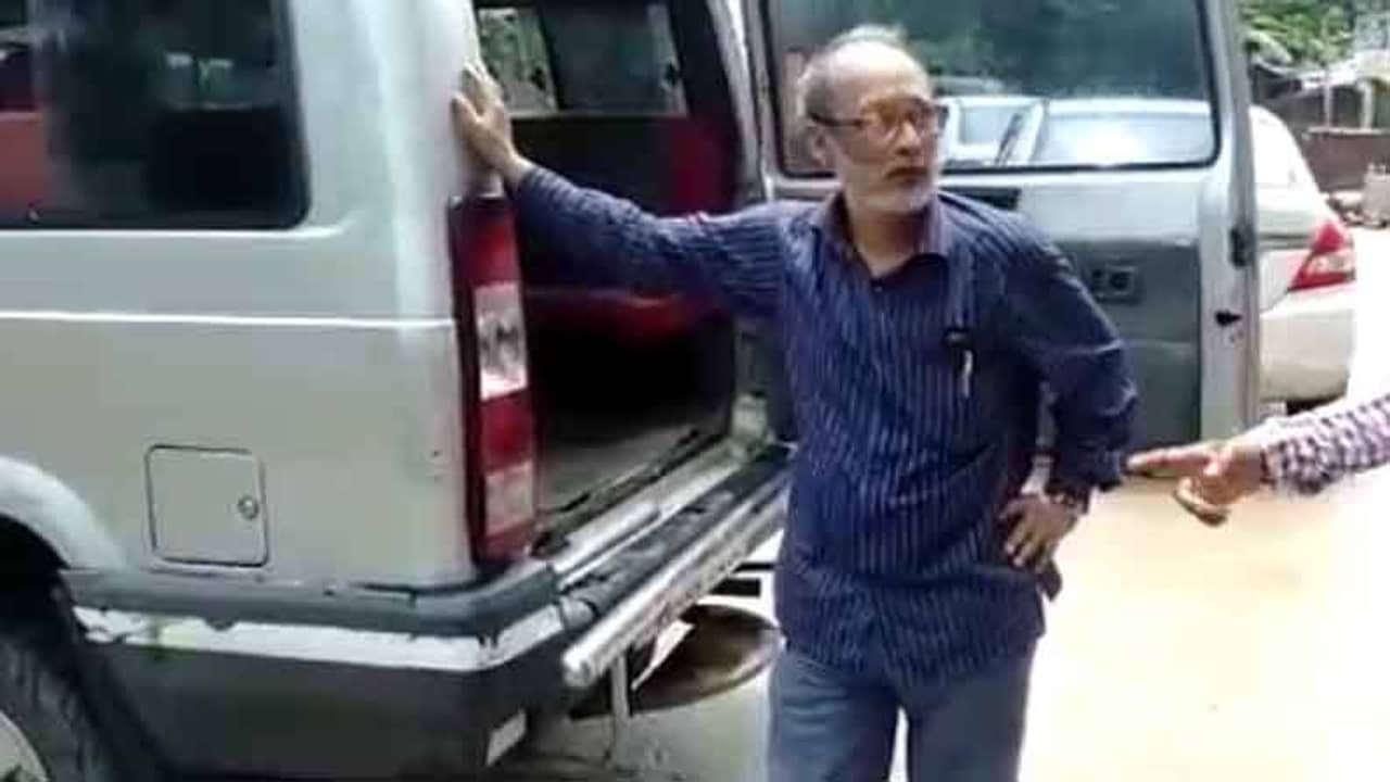 বয়স ষাট পেরিয়েছে, স্রেফ একটা কথাতেই বহু তরুণীকে মুগ্ধ করেছেন! হোটেলেই কাজ হাসিল...