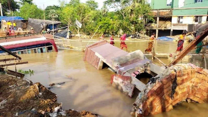 কয়েকদিনের ভয়ানক অভিজ্ঞতা এখনও ভুলতে পারেনি এখানকার মানুষ। পাশাপাশি ক্ষোভ জন্মেছে প্রশাসনের বিরুদ্ধে। এতদিন ধরে জলে আটকে থাকলেও প্রশাসনের কারও দেখা মেলেনি বলে অভিযোগ এলাকাবাসীর। 