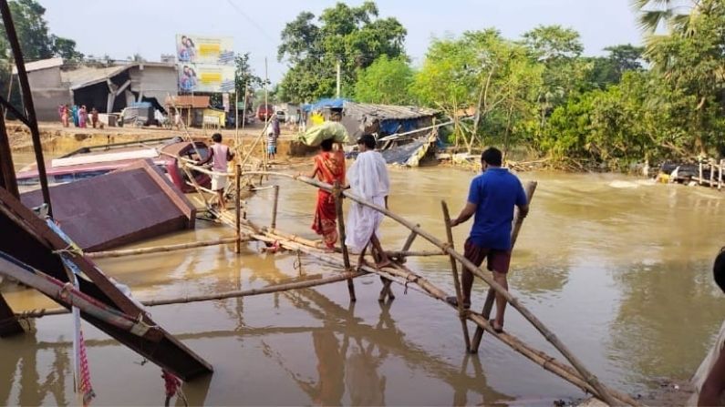 বাস স্ট্যান্ডে দাঁড়িয়ে থাকা বেশ কয়েকটি বাসকেও ভাসিয়ে নিয়ে গিয়েছে জল। তাদের মাথাটুকুই শুধু দেখা যাচ্ছে এখন। আগেপিছু, চারদিকে খালি জল আর জল। এখনও জলের মধ্যেই অর্ধেক ডুবে রয়েছে খানাকুলের ধন্যঘরি বাসস্ট্যান্ডে দাঁড়িয়ে থাকা বেশ কয়েকটি বাস। 