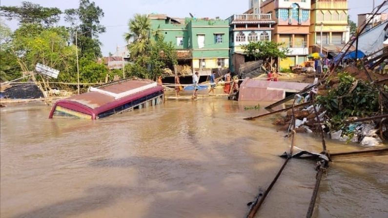 গত কয়েকদিনের টানা বর্ষণে রাজ্যের একাধিক জেলায় তৈরি হয়েছে বন্যা পরিস্থিতি। তার মধ্যে ডিভিসির জল ও নদীবাঁধ ভেঙে প্লাবিত হয়েছে একাধিকর এলাকা। এই পরিস্থিতিতে দাঁড়িয়ে আরামবাগের খানাকুলে দেখা গেল জলযন্ত্রণার করুণ ছবি। 