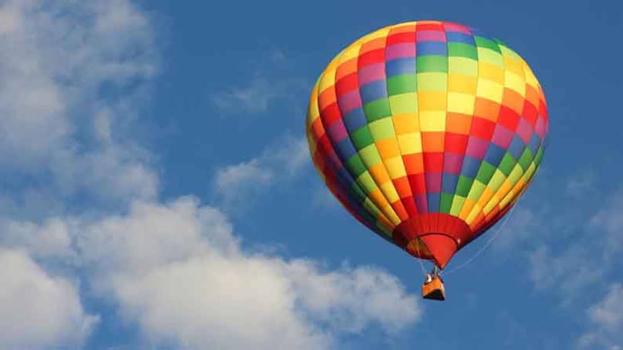 Viral Video: মাঝ আকাশে দুটো বেলুনের মাঝের পাটাতনে হাঁটছেন যুবক! দেখুন ভিডিয়ো