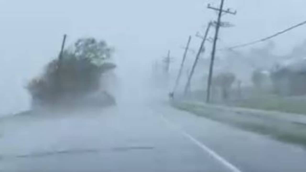 ভিডিয়ো: নদীর জল বইছে উল্টোদিকে, হাওয়ায় উড়ছে বাড়ি-গাড়ি! স্থলভাগে ঢুকেই দ্বিগুণ শক্তি বাড়াল হারিকেন ইদা