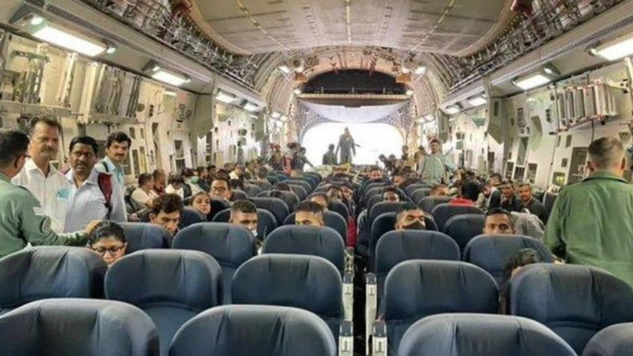 আটকানোর আপ্রাণ চেষ্টা, কেড়ে নিল ব্যাগও, কাবুল থেকে কীভাবে উদ্ধার করা হল ভারতীয়দের?