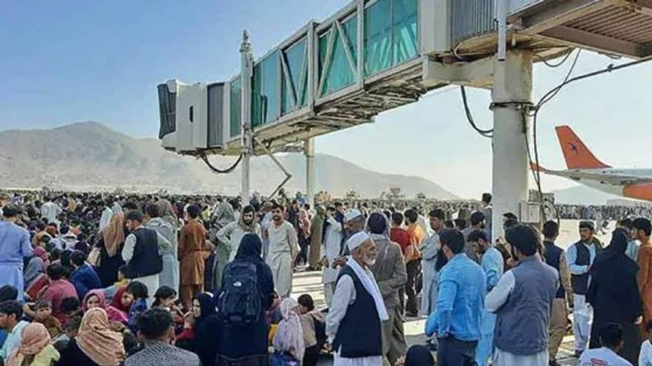 বন্ধ কাবুল এয়ারস্পেস, বাতিল হল এয়ার ইন্ডিয়ার বিমানও, কীভাবে দেশে ফিরবেন আটকে পড়া ভারতীয়রা?