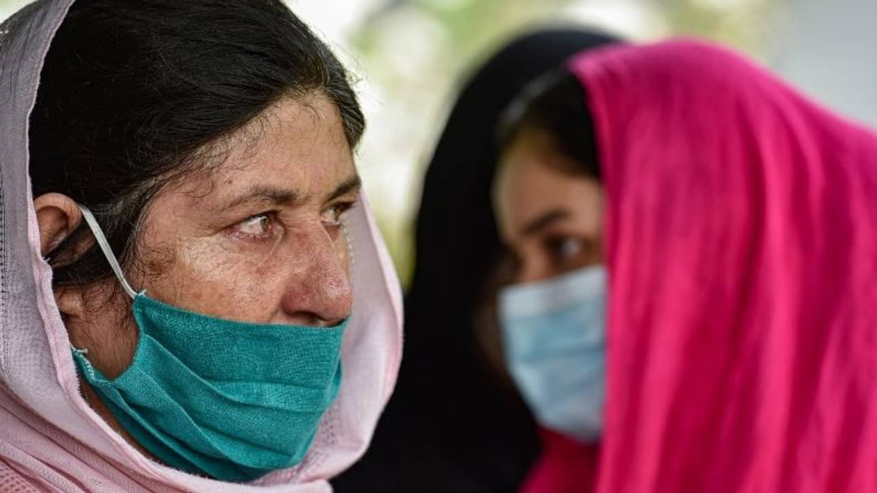 রেডিয়ো-টিভিতে শোনা যাবে না মহিলা কণ্ঠস্বর, তালিবানি রাজে আদৌই থাকবে মহিলাদের অস্তিত্ব?