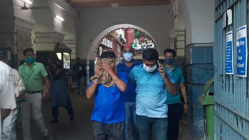 কলকাতা পুরসভায় ফের দেবাঞ্জনকাণ্ডের ছায়া! নিয়োগপত্র নিয়ে হাজির প্রার্থীরাই ধরাল 'প্রতারক'কে কলকাতা পুরসভায় ফের দেবাঞ্জনকাণ্ডের ছায়া! নিয়োগপত্র নিয়ে হাজির প্রার্থীরাই ধরাল 'প্রতারক'কে