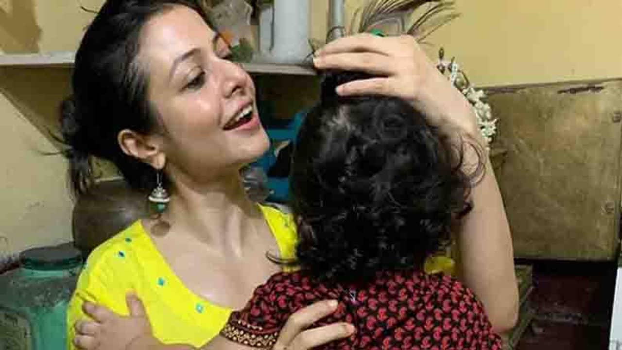 মা কোয়েলের কোলে একরত্তি কবীর; জন্মাষ্টমীতে গোপাল সেজেছে সে